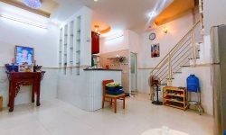 BÁN NHÀ PHÚ NHUẬN HXH 50M2 NGANG 4 M 4 TẦNG 5 PHÒNG NGỦ DUY TÂN CHỈ 6.6 TỶ.Mô tả:+ Diện tích: 50m2, ngang 4m dài 13m.– Hiện trạng: Trệt + 3 lầu + 2 sân thượng-Gồm: 5 phòng ngủ, 2 sân thượng trước sau, 4 toilet, bếp, có sân để xe máy rất tiện.Mô tả:– Vị trí trung tâm Phú Nhuận đoạn giao cắt Phan Đình Phùng – Huỳnh Văn Bánh – Nguyễn Văn Trỗi… là những con đường có giá cao nhất Phú Nhuận, cách mặt tiền Duy Tân 20m.– Tiện ích xung quanh không thiếu thứ gì, gồm nhiều khu văn phòng, bệnh viện Quốc tế, các trung tâm thẩm mỹ Spa, kinh doanh hoạt động ngày đêm.– Pháp lý chuẩn, sổ nở hậu tài lộc, chủ đang nhờ ngân hàng giữ hộ.Giá 6.6 tỷ. TL chủ nhà thiện chí gấp bán.Liên hệ: Mr Khoa 0582063101 Tư vấn xem nhà miễn phí. Trân trọng.