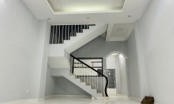 BÁN NHÀ PHÚ NHUẬN HXH 50M2 NGANG 4 M 4 TẦNG 5 PHÒNG NGỦ DUY TÂN CHỈ 6.6 TỶ.Mô tả:+ Diện tích: 50m2, ngang 4m dài 13m.– Hiện trạng: Trệt + 3 lầu + 2 sân thượng-Gồm: 5 phòng ngủ, 2 sân thượng trước sau, 4 toilet, bếp, có sân để xe máy rất tiện.Mô tả:– Vị trí trung tâm Phú Nhuận đoạn giao cắt Phan Đình Phùng – Huỳnh Văn Bánh – Nguyễn Văn Trỗi… là những con đường có giá cao nhất Phú Nhuận, cách mặt tiền Duy Tân 20m.– Tiện ích xung quanh không thiếu thứ gì, gồm nhiều khu văn phòng, bệnh viện Quốc tế, các trung tâm thẩm mỹ Spa, kinh doanh hoạt động ngày đêm.– Pháp lý chuẩn, sổ nở hậu tài lộc, chủ đang nhờ ngân hàng giữ hộ.Giá 6.6 tỷ. TL chủ nhà thiện chí gấp bán.Liên hệ: Mr Khoa 0582063101 Tư vấn xem nhà miễn phí. Trân trọng.