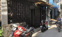 BÁN NHÀ PHÚ NHUẬN HXH 50M2 NGANG 4 M 4 TẦNG 5 PHÒNG NGỦ DUY TÂN CHỈ 6.6 TỶ.Mô tả:+ Diện tích: 50m2, ngang 4m dài 13m.– Hiện trạng: Trệt + 3 lầu + 2 sân thượng-Gồm: 5 phòng ngủ, 2 sân thượng trước sau, 4 toilet, bếp, có sân để xe máy rất tiện.Mô tả:– Vị trí trung tâm Phú Nhuận đoạn giao cắt Phan Đình Phùng – Huỳnh Văn Bánh – Nguyễn Văn Trỗi… là những con đường có giá cao nhất Phú Nhuận, cách mặt tiền Duy Tân 20m.– Tiện ích xung quanh không thiếu thứ gì, gồm nhiều khu văn phòng, bệnh viện Quốc tế, các trung tâm thẩm mỹ Spa, kinh doanh hoạt động ngày đêm.– Pháp lý chuẩn, sổ nở hậu tài lộc, chủ đang nhờ ngân hàng giữ hộ.Giá 6.6 tỷ. TL chủ nhà thiện chí gấp bán.Liên hệ: Mr Khoa 0582063101 Tư vấn xem nhà miễn phí. Trân trọng.