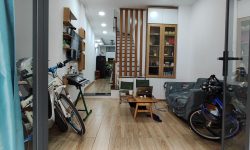 BÁN NHÀ PHÚ NHUẬN HXH 50M2 NGANG 4 M 4 TẦNG 5 PHÒNG NGỦ DUY TÂN CHỈ 6.6 TỶ.Mô tả:+ Diện tích: 50m2, ngang 4m dài 13m.– Hiện trạng: Trệt + 3 lầu + 2 sân thượng-Gồm: 5 phòng ngủ, 2 sân thượng trước sau, 4 toilet, bếp, có sân để xe máy rất tiện.Mô tả:– Vị trí trung tâm Phú Nhuận đoạn giao cắt Phan Đình Phùng – Huỳnh Văn Bánh – Nguyễn Văn Trỗi… là những con đường có giá cao nhất Phú Nhuận, cách mặt tiền Duy Tân 20m.– Tiện ích xung quanh không thiếu thứ gì, gồm nhiều khu văn phòng, bệnh viện Quốc tế, các trung tâm thẩm mỹ Spa, kinh doanh hoạt động ngày đêm.– Pháp lý chuẩn, sổ nở hậu tài lộc, chủ đang nhờ ngân hàng giữ hộ.Giá 6.6 tỷ. TL chủ nhà thiện chí gấp bán.Liên hệ: Mr Khoa 0582063101 Tư vấn xem nhà miễn phí. Trân trọng.