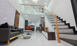 BÁN NHÀ PHÚ NHUẬN HXH 50M2 NGANG 4 M 4 TẦNG 5 PHÒNG NGỦ DUY TÂN CHỈ 6.6 TỶ.Mô tả:+ Diện tích: 50m2, ngang 4m dài 13m.– Hiện trạng: Trệt + 3 lầu + 2 sân thượng-Gồm: 5 phòng ngủ, 2 sân thượng trước sau, 4 toilet, bếp, có sân để xe máy rất tiện.Mô tả:– Vị trí trung tâm Phú Nhuận đoạn giao cắt Phan Đình Phùng – Huỳnh Văn Bánh – Nguyễn Văn Trỗi… là những con đường có giá cao nhất Phú Nhuận, cách mặt tiền Duy Tân 20m.– Tiện ích xung quanh không thiếu thứ gì, gồm nhiều khu văn phòng, bệnh viện Quốc tế, các trung tâm thẩm mỹ Spa, kinh doanh hoạt động ngày đêm.– Pháp lý chuẩn, sổ nở hậu tài lộc, chủ đang nhờ ngân hàng giữ hộ.Giá 6.6 tỷ. TL chủ nhà thiện chí gấp bán.Liên hệ: Mr Khoa 0582063101 Tư vấn xem nhà miễn phí. Trân trọng.