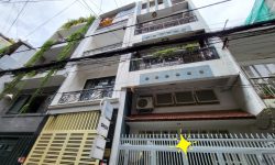 BÁN NHÀ PHÚ NHUẬN HXH 50M2 NGANG 4 M 4 TẦNG 5 PHÒNG NGỦ DUY TÂN CHỈ 6.6 TỶ.Mô tả:+ Diện tích: 50m2, ngang 4m dài 13m.– Hiện trạng: Trệt + 3 lầu + 2 sân thượng-Gồm: 5 phòng ngủ, 2 sân thượng trước sau, 4 toilet, bếp, có sân để xe máy rất tiện.Mô tả:– Vị trí trung tâm Phú Nhuận đoạn giao cắt Phan Đình Phùng – Huỳnh Văn Bánh – Nguyễn Văn Trỗi… là những con đường có giá cao nhất Phú Nhuận, cách mặt tiền Duy Tân 20m.– Tiện ích xung quanh không thiếu thứ gì, gồm nhiều khu văn phòng, bệnh viện Quốc tế, các trung tâm thẩm mỹ Spa, kinh doanh hoạt động ngày đêm.– Pháp lý chuẩn, sổ nở hậu tài lộc, chủ đang nhờ ngân hàng giữ hộ.Giá 6.6 tỷ. TL chủ nhà thiện chí gấp bán.Liên hệ: Mr Khoa 0582063101 Tư vấn xem nhà miễn phí. Trân trọng.