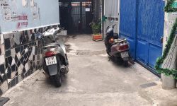 BÁN NHÀ PHÚ NHUẬN HXH 4 TẦNG ĐẸP LUNG LINH KHU VIP PHAN XÍCH LONG 4.6 TỶ.Mô tả:+ Diện tích: 35m2, ngang 3m dài 12m.+ Kết cấu: 1 trệt 2 lầu, sân thượng trước và sau, gồm 5 phòng ngủ, 3 toilet, 1 phòng thờ, phòng khách, phòng bếp.Mô tả:+ Vị trí: Cực đẹp, nhà ngay trung tâm phố ẩm thực. Gần Bệnh viện Hoàn Mỹ, đi bộ vài phút ra Siêu Thị Coopmart gần ngã tư Phan Đăng Lưu, Khu kinh doanh sầm uất và tập trung nhiều quán cà phê đẹp nhộn nhịp, cùng các công ty Văn Phòng,+ Lưu thông đi lại các Quận trung tâm rất thuận tiện. tiếp giáp Quận 1+ Khu an ninh tốt, dân trí cao yên tĩnh sạch sẽ.+ Nhà xây mới chắc chắn, BTCT ban công thoáng mát + Pháp lý: Sổ hồng hoàn công đầy đủGiá 4.6 tỷ. TL chủ nhà thiện chí gấp bán.Liên hệ: Mr Khoa 0582063101 Tư vấn xem nhà miễn phí