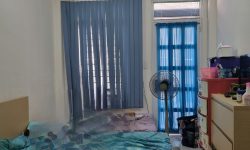 BÁN NHÀ PHÚ NHUẬN HXH 4 TẦNG ĐẸP LUNG LINH KHU VIP PHAN XÍCH LONG 4.6 TỶ.Mô tả:+ Diện tích: 35m2, ngang 3m dài 12m.+ Kết cấu: 1 trệt 2 lầu, sân thượng trước và sau, gồm 5 phòng ngủ, 3 toilet, 1 phòng thờ, phòng khách, phòng bếp.Mô tả:+ Vị trí: Cực đẹp, nhà ngay trung tâm phố ẩm thực. Gần Bệnh viện Hoàn Mỹ, đi bộ vài phút ra Siêu Thị Coopmart gần ngã tư Phan Đăng Lưu, Khu kinh doanh sầm uất và tập trung nhiều quán cà phê đẹp nhộn nhịp, cùng các công ty Văn Phòng,+ Lưu thông đi lại các Quận trung tâm rất thuận tiện. tiếp giáp Quận 1+ Khu an ninh tốt, dân trí cao yên tĩnh sạch sẽ.+ Nhà xây mới chắc chắn, BTCT ban công thoáng mát + Pháp lý: Sổ hồng hoàn công đầy đủGiá 4.6 tỷ. TL chủ nhà thiện chí gấp bán.Liên hệ: Mr Khoa 0582063101 Tư vấn xem nhà miễn phí