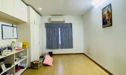 BÁN NHÀ PHÚ NHUẬN HXH 4 TẦNG ĐẸP LUNG LINH KHU VIP PHAN XÍCH LONG 4.6 TỶ.Mô tả:+ Diện tích: 35m2, ngang 3m dài 12m.+ Kết cấu: 1 trệt 2 lầu, sân thượng trước và sau, gồm 5 phòng ngủ, 3 toilet, 1 phòng thờ, phòng khách, phòng bếp.Mô tả:+ Vị trí: Cực đẹp, nhà ngay trung tâm phố ẩm thực. Gần Bệnh viện Hoàn Mỹ, đi bộ vài phút ra Siêu Thị Coopmart gần ngã tư Phan Đăng Lưu, Khu kinh doanh sầm uất và tập trung nhiều quán cà phê đẹp nhộn nhịp, cùng các công ty Văn Phòng,+ Lưu thông đi lại các Quận trung tâm rất thuận tiện. tiếp giáp Quận 1+ Khu an ninh tốt, dân trí cao yên tĩnh sạch sẽ.+ Nhà xây mới chắc chắn, BTCT ban công thoáng mát + Pháp lý: Sổ hồng hoàn công đầy đủGiá 4.6 tỷ. TL chủ nhà thiện chí gấp bán.Liên hệ: Mr Khoa 0582063101 Tư vấn xem nhà miễn phí