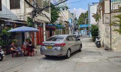 BÁN NHÀ PHÚ NHUẬN HXH 4 TẦNG ĐẸP LUNG LINH KHU VIP PHAN XÍCH LONG 4.6 TỶ.Mô tả:+ Diện tích: 35m2, ngang 3m dài 12m.+ Kết cấu: 1 trệt 2 lầu, sân thượng trước và sau, gồm 5 phòng ngủ, 3 toilet, 1 phòng thờ, phòng khách, phòng bếp.Mô tả:+ Vị trí: Cực đẹp, nhà ngay trung tâm phố ẩm thực. Gần Bệnh viện Hoàn Mỹ, đi bộ vài phút ra Siêu Thị Coopmart gần ngã tư Phan Đăng Lưu, Khu kinh doanh sầm uất và tập trung nhiều quán cà phê đẹp nhộn nhịp, cùng các công ty Văn Phòng,+ Lưu thông đi lại các Quận trung tâm rất thuận tiện. tiếp giáp Quận 1+ Khu an ninh tốt, dân trí cao yên tĩnh sạch sẽ.+ Nhà xây mới chắc chắn, BTCT ban công thoáng mát + Pháp lý: Sổ hồng hoàn công đầy đủGiá 4.6 tỷ. TL chủ nhà thiện chí gấp bán.Liên hệ: Mr Khoa 0582063101 Tư vấn xem nhà miễn phí