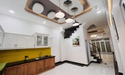 BÁN NHÀ PHÚ NHUẬN HXH 4 TẦNG ĐẸP LUNG LINH KHU VIP PHAN XÍCH LONG 4.6 TỶ.Mô tả:+ Diện tích: 35m2, ngang 3m dài 12m.+ Kết cấu: 1 trệt 2 lầu, sân thượng trước và sau, gồm 5 phòng ngủ, 3 toilet, 1 phòng thờ, phòng khách, phòng bếp.Mô tả:+ Vị trí: Cực đẹp, nhà ngay trung tâm phố ẩm thực. Gần Bệnh viện Hoàn Mỹ, đi bộ vài phút ra Siêu Thị Coopmart gần ngã tư Phan Đăng Lưu, Khu kinh doanh sầm uất và tập trung nhiều quán cà phê đẹp nhộn nhịp, cùng các công ty Văn Phòng,+ Lưu thông đi lại các Quận trung tâm rất thuận tiện. tiếp giáp Quận 1+ Khu an ninh tốt, dân trí cao yên tĩnh sạch sẽ.+ Nhà xây mới chắc chắn, BTCT ban công thoáng mát + Pháp lý: Sổ hồng hoàn công đầy đủGiá 4.6 tỷ. TL chủ nhà thiện chí gấp bán.Liên hệ: Mr Khoa 0582063101 Tư vấn xem nhà miễn phí