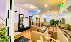 BÁN NHÀ PHÚ NHUẬN HXH 4 TẦNG ĐẸP LUNG LINH KHU VIP PHAN XÍCH LONG 4.6 TỶ.Mô tả:+ Diện tích: 35m2, ngang 3m dài 12m.+ Kết cấu: 1 trệt 2 lầu, sân thượng trước và sau, gồm 5 phòng ngủ, 3 toilet, 1 phòng thờ, phòng khách, phòng bếp.Mô tả:+ Vị trí: Cực đẹp, nhà ngay trung tâm phố ẩm thực. Gần Bệnh viện Hoàn Mỹ, đi bộ vài phút ra Siêu Thị Coopmart gần ngã tư Phan Đăng Lưu, Khu kinh doanh sầm uất và tập trung nhiều quán cà phê đẹp nhộn nhịp, cùng các công ty Văn Phòng,+ Lưu thông đi lại các Quận trung tâm rất thuận tiện. tiếp giáp Quận 1+ Khu an ninh tốt, dân trí cao yên tĩnh sạch sẽ.+ Nhà xây mới chắc chắn, BTCT ban công thoáng mát + Pháp lý: Sổ hồng hoàn công đầy đủGiá 4.6 tỷ. TL chủ nhà thiện chí gấp bán.Liên hệ: Mr Khoa 0582063101 Tư vấn xem nhà miễn phí