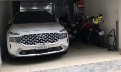 BÁN NHÀ PHÚ NHUẬN HXH 4 TẦNG ĐẸP LUNG LINH KHU VIP PHAN XÍCH LONG 4.6 TỶ.Mô tả:+ Diện tích: 35m2, ngang 3m dài 12m.+ Kết cấu: 1 trệt 2 lầu, sân thượng trước và sau, gồm 5 phòng ngủ, 3 toilet, 1 phòng thờ, phòng khách, phòng bếp.Mô tả:+ Vị trí: Cực đẹp, nhà ngay trung tâm phố ẩm thực. Gần Bệnh viện Hoàn Mỹ, đi bộ vài phút ra Siêu Thị Coopmart gần ngã tư Phan Đăng Lưu, Khu kinh doanh sầm uất và tập trung nhiều quán cà phê đẹp nhộn nhịp, cùng các công ty Văn Phòng,+ Lưu thông đi lại các Quận trung tâm rất thuận tiện. tiếp giáp Quận 1+ Khu an ninh tốt, dân trí cao yên tĩnh sạch sẽ.+ Nhà xây mới chắc chắn, BTCT ban công thoáng mát + Pháp lý: Sổ hồng hoàn công đầy đủGiá 4.6 tỷ. TL chủ nhà thiện chí gấp bán.Liên hệ: Mr Khoa 0582063101 Tư vấn xem nhà miễn phí