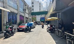 BÁN NHÀ PHÚ NHUẬN HXH 4 TẦNG ĐẸP LUNG LINH KHU VIP PHAN XÍCH LONG 4.6 TỶ.Mô tả:+ Diện tích: 35m2, ngang 3m dài 12m.+ Kết cấu: 1 trệt 2 lầu, sân thượng trước và sau, gồm 5 phòng ngủ, 3 toilet, 1 phòng thờ, phòng khách, phòng bếp.Mô tả:+ Vị trí: Cực đẹp, nhà ngay trung tâm phố ẩm thực. Gần Bệnh viện Hoàn Mỹ, đi bộ vài phút ra Siêu Thị Coopmart gần ngã tư Phan Đăng Lưu, Khu kinh doanh sầm uất và tập trung nhiều quán cà phê đẹp nhộn nhịp, cùng các công ty Văn Phòng,+ Lưu thông đi lại các Quận trung tâm rất thuận tiện. tiếp giáp Quận 1+ Khu an ninh tốt, dân trí cao yên tĩnh sạch sẽ.+ Nhà xây mới chắc chắn, BTCT ban công thoáng mát + Pháp lý: Sổ hồng hoàn công đầy đủGiá 4.6 tỷ. TL chủ nhà thiện chí gấp bán.Liên hệ: Mr Khoa 0582063101 Tư vấn xem nhà miễn phí