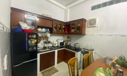 BÁN NHÀ PHÚ NHUẬN HXH 4 TẦNG ĐẸP LUNG LINH KHU VIP PHAN XÍCH LONG 4.6 TỶ.Mô tả:+ Diện tích: 35m2, ngang 3m dài 12m.+ Kết cấu: 1 trệt 2 lầu, sân thượng trước và sau, gồm 5 phòng ngủ, 3 toilet, 1 phòng thờ, phòng khách, phòng bếp.Mô tả:+ Vị trí: Cực đẹp, nhà ngay trung tâm phố ẩm thực. Gần Bệnh viện Hoàn Mỹ, đi bộ vài phút ra Siêu Thị Coopmart gần ngã tư Phan Đăng Lưu, Khu kinh doanh sầm uất và tập trung nhiều quán cà phê đẹp nhộn nhịp, cùng các công ty Văn Phòng,+ Lưu thông đi lại các Quận trung tâm rất thuận tiện. tiếp giáp Quận 1+ Khu an ninh tốt, dân trí cao yên tĩnh sạch sẽ.+ Nhà xây mới chắc chắn, BTCT ban công thoáng mát + Pháp lý: Sổ hồng hoàn công đầy đủGiá 4.6 tỷ. TL chủ nhà thiện chí gấp bán.Liên hệ: Mr Khoa 0582063101 Tư vấn xem nhà miễn phí