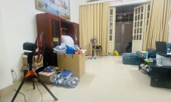 BÁN NHÀ PHÚ NHUẬN HXH 4 TẦNG ĐẸP LUNG LINH KHU VIP PHAN XÍCH LONG 4.6 TỶ.Mô tả:+ Diện tích: 35m2, ngang 3m dài 12m.+ Kết cấu: 1 trệt 2 lầu, sân thượng trước và sau, gồm 5 phòng ngủ, 3 toilet, 1 phòng thờ, phòng khách, phòng bếp.Mô tả:+ Vị trí: Cực đẹp, nhà ngay trung tâm phố ẩm thực. Gần Bệnh viện Hoàn Mỹ, đi bộ vài phút ra Siêu Thị Coopmart gần ngã tư Phan Đăng Lưu, Khu kinh doanh sầm uất và tập trung nhiều quán cà phê đẹp nhộn nhịp, cùng các công ty Văn Phòng,+ Lưu thông đi lại các Quận trung tâm rất thuận tiện. tiếp giáp Quận 1+ Khu an ninh tốt, dân trí cao yên tĩnh sạch sẽ.+ Nhà xây mới chắc chắn, BTCT ban công thoáng mát + Pháp lý: Sổ hồng hoàn công đầy đủGiá 4.6 tỷ. TL chủ nhà thiện chí gấp bán.Liên hệ: Mr Khoa 0582063101 Tư vấn xem nhà miễn phí