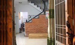 BÁN NHÀ PHÚ NHUẬN HXH 4 TẦNG ĐẸP LUNG LINH KHU VIP PHAN XÍCH LONG 4.6 TỶ.Mô tả:+ Diện tích: 35m2, ngang 3m dài 12m.+ Kết cấu: 1 trệt 2 lầu, sân thượng trước và sau, gồm 5 phòng ngủ, 3 toilet, 1 phòng thờ, phòng khách, phòng bếp.Mô tả:+ Vị trí: Cực đẹp, nhà ngay trung tâm phố ẩm thực. Gần Bệnh viện Hoàn Mỹ, đi bộ vài phút ra Siêu Thị Coopmart gần ngã tư Phan Đăng Lưu, Khu kinh doanh sầm uất và tập trung nhiều quán cà phê đẹp nhộn nhịp, cùng các công ty Văn Phòng,+ Lưu thông đi lại các Quận trung tâm rất thuận tiện. tiếp giáp Quận 1+ Khu an ninh tốt, dân trí cao yên tĩnh sạch sẽ.+ Nhà xây mới chắc chắn, BTCT ban công thoáng mát + Pháp lý: Sổ hồng hoàn công đầy đủGiá 4.6 tỷ. TL chủ nhà thiện chí gấp bán.Liên hệ: Mr Khoa 0582063101 Tư vấn xem nhà miễn phí