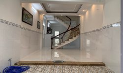 BÁN NHÀ PHÚ NHUẬN HXH 4 TẦNG ĐẸP LUNG LINH KHU VIP PHAN XÍCH LONG 4.6 TỶ.Mô tả:+ Diện tích: 35m2, ngang 3m dài 12m.+ Kết cấu: 1 trệt 2 lầu, sân thượng trước và sau, gồm 5 phòng ngủ, 3 toilet, 1 phòng thờ, phòng khách, phòng bếp.Mô tả:+ Vị trí: Cực đẹp, nhà ngay trung tâm phố ẩm thực. Gần Bệnh viện Hoàn Mỹ, đi bộ vài phút ra Siêu Thị Coopmart gần ngã tư Phan Đăng Lưu, Khu kinh doanh sầm uất và tập trung nhiều quán cà phê đẹp nhộn nhịp, cùng các công ty Văn Phòng,+ Lưu thông đi lại các Quận trung tâm rất thuận tiện. tiếp giáp Quận 1+ Khu an ninh tốt, dân trí cao yên tĩnh sạch sẽ.+ Nhà xây mới chắc chắn, BTCT ban công thoáng mát + Pháp lý: Sổ hồng hoàn công đầy đủGiá 4.6 tỷ. TL chủ nhà thiện chí gấp bán.Liên hệ: Mr Khoa 0582063101 Tư vấn xem nhà miễn phí