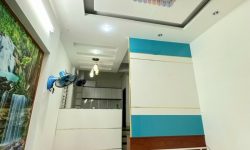 BÁN NHÀ PHÚ NHUẬN HXH 4 TẦNG ĐẸP LUNG LINH KHU VIP PHAN XÍCH LONG 4.6 TỶ.Mô tả:+ Diện tích: 35m2, ngang 3m dài 12m.+ Kết cấu: 1 trệt 2 lầu, sân thượng trước và sau, gồm 5 phòng ngủ, 3 toilet, 1 phòng thờ, phòng khách, phòng bếp.Mô tả:+ Vị trí: Cực đẹp, nhà ngay trung tâm phố ẩm thực. Gần Bệnh viện Hoàn Mỹ, đi bộ vài phút ra Siêu Thị Coopmart gần ngã tư Phan Đăng Lưu, Khu kinh doanh sầm uất và tập trung nhiều quán cà phê đẹp nhộn nhịp, cùng các công ty Văn Phòng,+ Lưu thông đi lại các Quận trung tâm rất thuận tiện. tiếp giáp Quận 1+ Khu an ninh tốt, dân trí cao yên tĩnh sạch sẽ.+ Nhà xây mới chắc chắn, BTCT ban công thoáng mát + Pháp lý: Sổ hồng hoàn công đầy đủGiá 4.6 tỷ. TL chủ nhà thiện chí gấp bán.Liên hệ: Mr Khoa 0582063101 Tư vấn xem nhà miễn phí