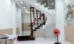 BÁN NHÀ PHÚ NHUẬN HXH 4 TẦNG ĐẸP LUNG LINH KHU VIP PHAN XÍCH LONG 4.6 TỶ.Mô tả:+ Diện tích: 35m2, ngang 3m dài 12m.+ Kết cấu: 1 trệt 2 lầu, sân thượng trước và sau, gồm 5 phòng ngủ, 3 toilet, 1 phòng thờ, phòng khách, phòng bếp.Mô tả:+ Vị trí: Cực đẹp, nhà ngay trung tâm phố ẩm thực. Gần Bệnh viện Hoàn Mỹ, đi bộ vài phút ra Siêu Thị Coopmart gần ngã tư Phan Đăng Lưu, Khu kinh doanh sầm uất và tập trung nhiều quán cà phê đẹp nhộn nhịp, cùng các công ty Văn Phòng,+ Lưu thông đi lại các Quận trung tâm rất thuận tiện. tiếp giáp Quận 1+ Khu an ninh tốt, dân trí cao yên tĩnh sạch sẽ.+ Nhà xây mới chắc chắn, BTCT ban công thoáng mát + Pháp lý: Sổ hồng hoàn công đầy đủGiá 4.6 tỷ. TL chủ nhà thiện chí gấp bán.Liên hệ: Mr Khoa 0582063101 Tư vấn xem nhà miễn phí
