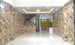 BÁN NHÀ PHÚ NHUẬN HXH 4 TẦNG ĐẸP LUNG LINH KHU VIP PHAN XÍCH LONG 4.6 TỶ.Mô tả:+ Diện tích: 35m2, ngang 3m dài 12m.+ Kết cấu: 1 trệt 2 lầu, sân thượng trước và sau, gồm 5 phòng ngủ, 3 toilet, 1 phòng thờ, phòng khách, phòng bếp.Mô tả:+ Vị trí: Cực đẹp, nhà ngay trung tâm phố ẩm thực. Gần Bệnh viện Hoàn Mỹ, đi bộ vài phút ra Siêu Thị Coopmart gần ngã tư Phan Đăng Lưu, Khu kinh doanh sầm uất và tập trung nhiều quán cà phê đẹp nhộn nhịp, cùng các công ty Văn Phòng,+ Lưu thông đi lại các Quận trung tâm rất thuận tiện. tiếp giáp Quận 1+ Khu an ninh tốt, dân trí cao yên tĩnh sạch sẽ.+ Nhà xây mới chắc chắn, BTCT ban công thoáng mát + Pháp lý: Sổ hồng hoàn công đầy đủGiá 4.6 tỷ. TL chủ nhà thiện chí gấp bán.Liên hệ: Mr Khoa 0582063101 Tư vấn xem nhà miễn phí