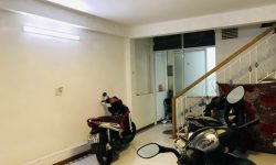 BÁN NHÀ PHÚ NHUẬN HXH 4 TẦNG ĐẸP LUNG LINH KHU VIP PHAN XÍCH LONG 4.6 TỶ.Mô tả:+ Diện tích: 35m2, ngang 3m dài 12m.+ Kết cấu: 1 trệt 2 lầu, sân thượng trước và sau, gồm 5 phòng ngủ, 3 toilet, 1 phòng thờ, phòng khách, phòng bếp.Mô tả:+ Vị trí: Cực đẹp, nhà ngay trung tâm phố ẩm thực. Gần Bệnh viện Hoàn Mỹ, đi bộ vài phút ra Siêu Thị Coopmart gần ngã tư Phan Đăng Lưu, Khu kinh doanh sầm uất và tập trung nhiều quán cà phê đẹp nhộn nhịp, cùng các công ty Văn Phòng,+ Lưu thông đi lại các Quận trung tâm rất thuận tiện. tiếp giáp Quận 1+ Khu an ninh tốt, dân trí cao yên tĩnh sạch sẽ.+ Nhà xây mới chắc chắn, BTCT ban công thoáng mát + Pháp lý: Sổ hồng hoàn công đầy đủGiá 4.6 tỷ. TL chủ nhà thiện chí gấp bán.Liên hệ: Mr Khoa 0582063101 Tư vấn xem nhà miễn phí