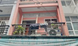 BÁN NHÀ PHÚ NHUẬN HXH 4 TẦNG ĐẸP LUNG LINH KHU VIP PHAN XÍCH LONG 4.6 TỶ.Mô tả:+ Diện tích: 35m2, ngang 3m dài 12m.+ Kết cấu: 1 trệt 2 lầu, sân thượng trước và sau, gồm 5 phòng ngủ, 3 toilet, 1 phòng thờ, phòng khách, phòng bếp.Mô tả:+ Vị trí: Cực đẹp, nhà ngay trung tâm phố ẩm thực. Gần Bệnh viện Hoàn Mỹ, đi bộ vài phút ra Siêu Thị Coopmart gần ngã tư Phan Đăng Lưu, Khu kinh doanh sầm uất và tập trung nhiều quán cà phê đẹp nhộn nhịp, cùng các công ty Văn Phòng,+ Lưu thông đi lại các Quận trung tâm rất thuận tiện. tiếp giáp Quận 1+ Khu an ninh tốt, dân trí cao yên tĩnh sạch sẽ.+ Nhà xây mới chắc chắn, BTCT ban công thoáng mát + Pháp lý: Sổ hồng hoàn công đầy đủGiá 4.6 tỷ. TL chủ nhà thiện chí gấp bán.Liên hệ: Mr Khoa 0582063101 Tư vấn xem nhà miễn phí