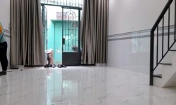 BÁN NHÀ PHÚ NHUẬN HXH 4 TẦNG ĐẸP LUNG LINH KHU VIP PHAN XÍCH LONG 4.6 TỶ.Mô tả:+ Diện tích: 35m2, ngang 3m dài 12m.+ Kết cấu: 1 trệt 2 lầu, sân thượng trước và sau, gồm 5 phòng ngủ, 3 toilet, 1 phòng thờ, phòng khách, phòng bếp.Mô tả:+ Vị trí: Cực đẹp, nhà ngay trung tâm phố ẩm thực. Gần Bệnh viện Hoàn Mỹ, đi bộ vài phút ra Siêu Thị Coopmart gần ngã tư Phan Đăng Lưu, Khu kinh doanh sầm uất và tập trung nhiều quán cà phê đẹp nhộn nhịp, cùng các công ty Văn Phòng,+ Lưu thông đi lại các Quận trung tâm rất thuận tiện. tiếp giáp Quận 1+ Khu an ninh tốt, dân trí cao yên tĩnh sạch sẽ.+ Nhà xây mới chắc chắn, BTCT ban công thoáng mát + Pháp lý: Sổ hồng hoàn công đầy đủGiá 4.6 tỷ. TL chủ nhà thiện chí gấp bán.Liên hệ: Mr Khoa 0582063101 Tư vấn xem nhà miễn phí