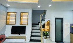 BÁN NHÀ PHÚ NHUẬN HXH 4 TẦNG ĐẸP LUNG LINH KHU VIP PHAN XÍCH LONG 4.6 TỶ.Mô tả:+ Diện tích: 35m2, ngang 3m dài 12m.+ Kết cấu: 1 trệt 2 lầu, sân thượng trước và sau, gồm 5 phòng ngủ, 3 toilet, 1 phòng thờ, phòng khách, phòng bếp.Mô tả:+ Vị trí: Cực đẹp, nhà ngay trung tâm phố ẩm thực. Gần Bệnh viện Hoàn Mỹ, đi bộ vài phút ra Siêu Thị Coopmart gần ngã tư Phan Đăng Lưu, Khu kinh doanh sầm uất và tập trung nhiều quán cà phê đẹp nhộn nhịp, cùng các công ty Văn Phòng,+ Lưu thông đi lại các Quận trung tâm rất thuận tiện. tiếp giáp Quận 1+ Khu an ninh tốt, dân trí cao yên tĩnh sạch sẽ.+ Nhà xây mới chắc chắn, BTCT ban công thoáng mát + Pháp lý: Sổ hồng hoàn công đầy đủGiá 4.6 tỷ. TL chủ nhà thiện chí gấp bán.Liên hệ: Mr Khoa 0582063101 Tư vấn xem nhà miễn phí