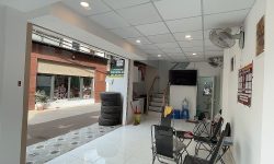 BÁN NHÀ PHÚ NHUẬN HXH 4 TẦNG ĐẸP LUNG LINH KHU VIP PHAN XÍCH LONG 4.6 TỶ.Mô tả:+ Diện tích: 35m2, ngang 3m dài 12m.+ Kết cấu: 1 trệt 2 lầu, sân thượng trước và sau, gồm 5 phòng ngủ, 3 toilet, 1 phòng thờ, phòng khách, phòng bếp.Mô tả:+ Vị trí: Cực đẹp, nhà ngay trung tâm phố ẩm thực. Gần Bệnh viện Hoàn Mỹ, đi bộ vài phút ra Siêu Thị Coopmart gần ngã tư Phan Đăng Lưu, Khu kinh doanh sầm uất và tập trung nhiều quán cà phê đẹp nhộn nhịp, cùng các công ty Văn Phòng,+ Lưu thông đi lại các Quận trung tâm rất thuận tiện. tiếp giáp Quận 1+ Khu an ninh tốt, dân trí cao yên tĩnh sạch sẽ.+ Nhà xây mới chắc chắn, BTCT ban công thoáng mát + Pháp lý: Sổ hồng hoàn công đầy đủGiá 4.6 tỷ. TL chủ nhà thiện chí gấp bán.Liên hệ: Mr Khoa 0582063101 Tư vấn xem nhà miễn phí