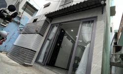 BÁN NHÀ PHÚ NHUẬN HXH 4 TẦNG ĐẸP LUNG LINH KHU VIP PHAN XÍCH LONG 4.6 TỶ.Mô tả:+ Diện tích: 35m2, ngang 3m dài 12m.+ Kết cấu: 1 trệt 2 lầu, sân thượng trước và sau, gồm 5 phòng ngủ, 3 toilet, 1 phòng thờ, phòng khách, phòng bếp.Mô tả:+ Vị trí: Cực đẹp, nhà ngay trung tâm phố ẩm thực. Gần Bệnh viện Hoàn Mỹ, đi bộ vài phút ra Siêu Thị Coopmart gần ngã tư Phan Đăng Lưu, Khu kinh doanh sầm uất và tập trung nhiều quán cà phê đẹp nhộn nhịp, cùng các công ty Văn Phòng,+ Lưu thông đi lại các Quận trung tâm rất thuận tiện. tiếp giáp Quận 1+ Khu an ninh tốt, dân trí cao yên tĩnh sạch sẽ.+ Nhà xây mới chắc chắn, BTCT ban công thoáng mát + Pháp lý: Sổ hồng hoàn công đầy đủGiá 4.6 tỷ. TL chủ nhà thiện chí gấp bán.Liên hệ: Mr Khoa 0582063101 Tư vấn xem nhà miễn phí