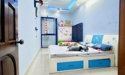 BÁN NHÀ PHÚ NHUẬN HXH 4 TẦNG ĐẸP LUNG LINH KHU VIP PHAN XÍCH LONG 4.6 TỶ.Mô tả:+ Diện tích: 35m2, ngang 3m dài 12m.+ Kết cấu: 1 trệt 2 lầu, sân thượng trước và sau, gồm 5 phòng ngủ, 3 toilet, 1 phòng thờ, phòng khách, phòng bếp.Mô tả:+ Vị trí: Cực đẹp, nhà ngay trung tâm phố ẩm thực. Gần Bệnh viện Hoàn Mỹ, đi bộ vài phút ra Siêu Thị Coopmart gần ngã tư Phan Đăng Lưu, Khu kinh doanh sầm uất và tập trung nhiều quán cà phê đẹp nhộn nhịp, cùng các công ty Văn Phòng,+ Lưu thông đi lại các Quận trung tâm rất thuận tiện. tiếp giáp Quận 1+ Khu an ninh tốt, dân trí cao yên tĩnh sạch sẽ.+ Nhà xây mới chắc chắn, BTCT ban công thoáng mát + Pháp lý: Sổ hồng hoàn công đầy đủGiá 4.6 tỷ. TL chủ nhà thiện chí gấp bán.Liên hệ: Mr Khoa 0582063101 Tư vấn xem nhà miễn phí
