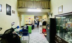 BÁN NHÀ PHÚ NHUẬN HXH 4 TẦNG ĐẸP LUNG LINH KHU VIP PHAN XÍCH LONG 4.6 TỶ.Mô tả:+ Diện tích: 35m2, ngang 3m dài 12m.+ Kết cấu: 1 trệt 2 lầu, sân thượng trước và sau, gồm 5 phòng ngủ, 3 toilet, 1 phòng thờ, phòng khách, phòng bếp.Mô tả:+ Vị trí: Cực đẹp, nhà ngay trung tâm phố ẩm thực. Gần Bệnh viện Hoàn Mỹ, đi bộ vài phút ra Siêu Thị Coopmart gần ngã tư Phan Đăng Lưu, Khu kinh doanh sầm uất và tập trung nhiều quán cà phê đẹp nhộn nhịp, cùng các công ty Văn Phòng,+ Lưu thông đi lại các Quận trung tâm rất thuận tiện. tiếp giáp Quận 1+ Khu an ninh tốt, dân trí cao yên tĩnh sạch sẽ.+ Nhà xây mới chắc chắn, BTCT ban công thoáng mát + Pháp lý: Sổ hồng hoàn công đầy đủGiá 4.6 tỷ. TL chủ nhà thiện chí gấp bán.Liên hệ: Mr Khoa 0582063101 Tư vấn xem nhà miễn phí